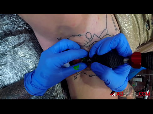 ❤️ Tsis tshua muaj tattooed hottie Sully Savage tau txais tattoo ntawm nws clitoris ️ tawv porn ntawm peb ❌❤ Ib